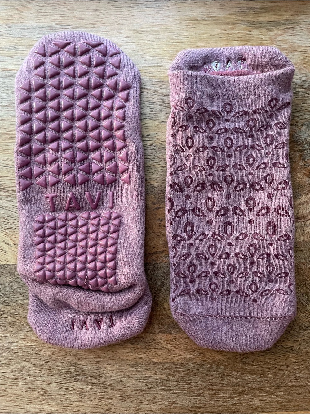 TAVI Petals Mauve Low Rise Grip Socks NWOT
